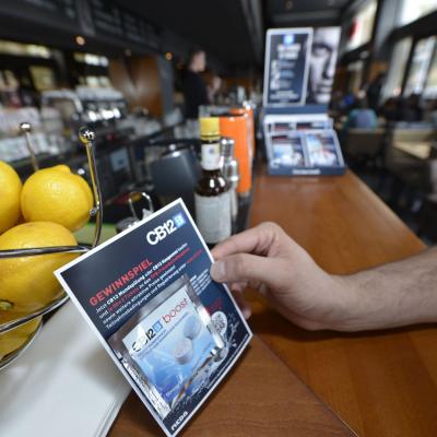Werbeprobe für Kaugummi in Sepnder auf dunklem Tresen in schickem modernen Bar Restaurant