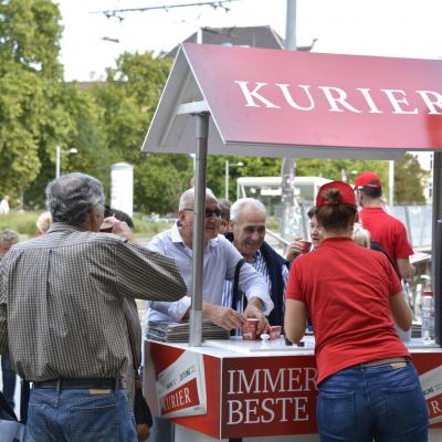 Menschen warten an Promotion Dreirad mit rotem Dach auf Kaffee zum mitnehmen