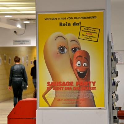 Poster mit Filmwerbung im Flur von Studentenheim