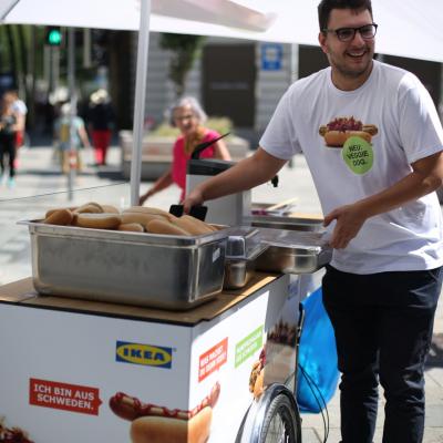 Promotor mit großem Sezial Dreirad mit Kochfeld verteilt IKEA Häppchen vegetarisch